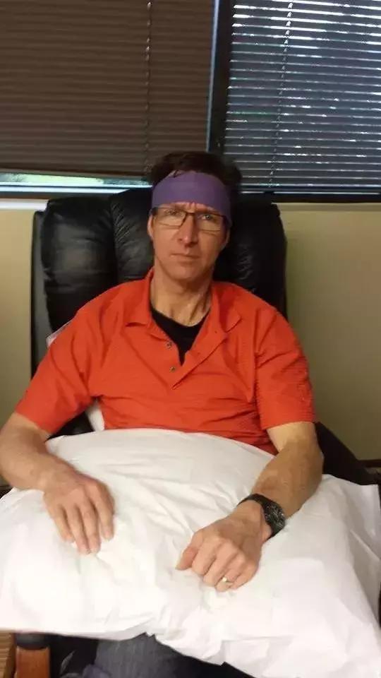 他是一名超市检票员,却依靠神奇画风,给大家带来快乐