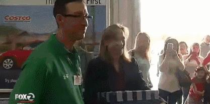 他是一名超市检票员,却依靠神奇画风,给大家带来快乐