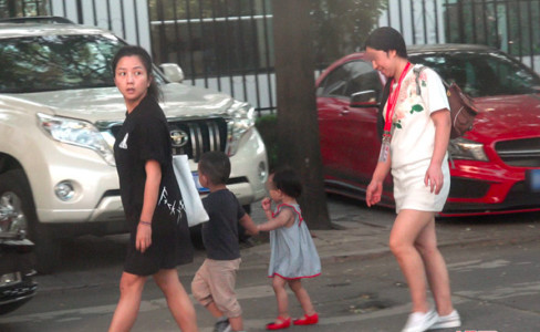 同样都是违反交规，为什么何洁就能得到原谅，而baby就获得批评？