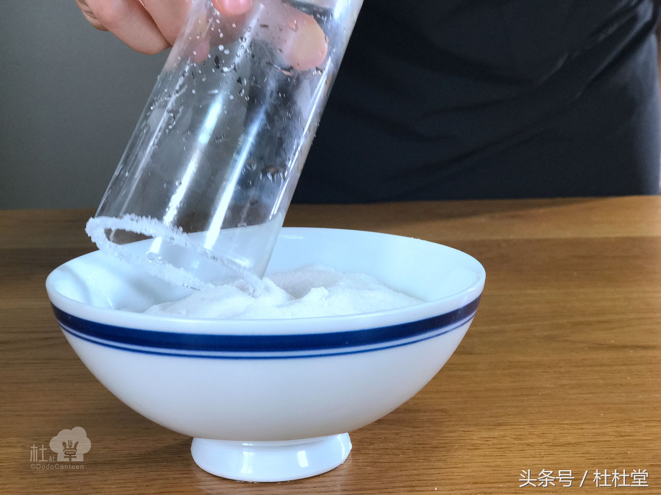 用一杯可乐做出四瓶饮料,用蓝色可乐做酒