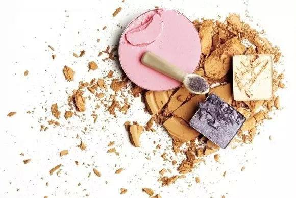 蜜粉散粉粉饼区别在哪,蜜粉散粉和粉饼哪个适合干性肌肤