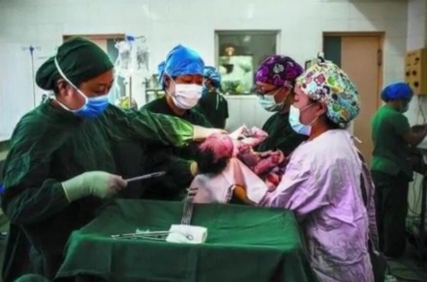 身怀9个月孕妈意外遭遇火灾,舍身跳进池塘,保护肚子里的孩子