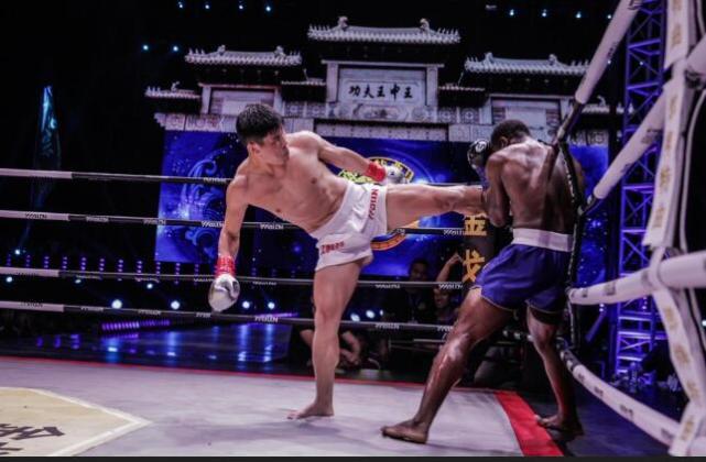 黑人拳王傲慢瞧不起中国武术，结果被19岁小将一招就把嘴唇踢裂