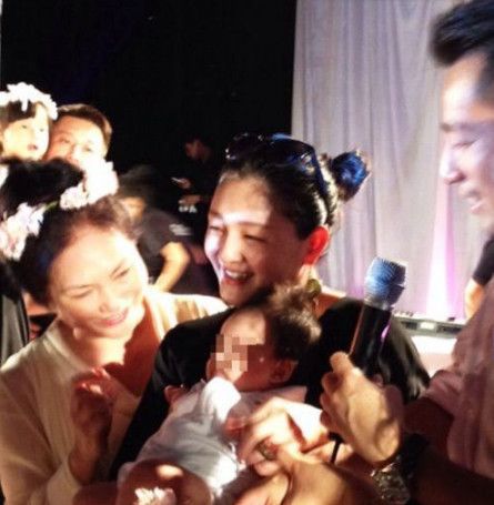 吴佩慈为大儿子庆生,吴佩慈纪晓波为儿子庆生