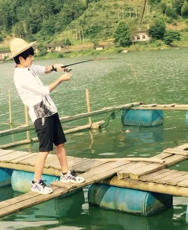 易烊千玺ins戴口罩自拍动图,易烊千玺动图屏保最新