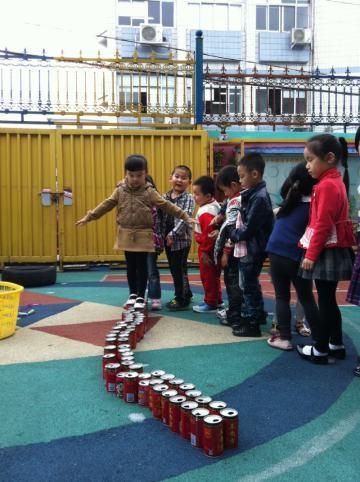 幼儿园自制体育器械有哪些,幼儿园自制户外体育器械手脚并用