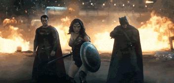 抢尽超人和蝙蝠侠风头的那个女人，到底是怎么样神奇的存在？