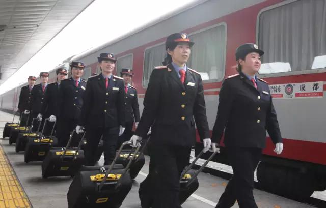 火车列车员真实工作,火车上的列车员一个月工资多少钱