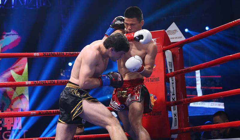 拳坛巨人被踢裆,昆仑决泰拳王被打