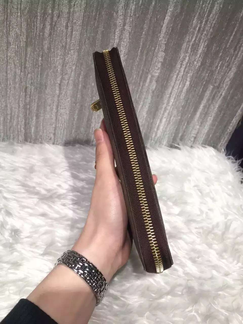 lv的鞋怎么看真假,怎么看lv真假腰包