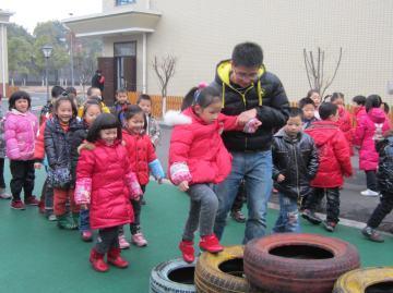 幼儿园自制体育器械有哪些,幼儿园自制户外体育器械手脚并用