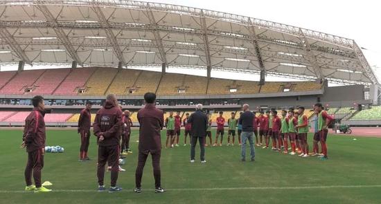 中秋节这天，里皮与张玉宁握手释前嫌！