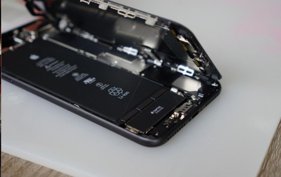 iphone8电池摔了一下,iphone8发生电池爆炸事件