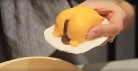 日本推出了一款丧心病狂的懒蛋蛋奶黄包,画风突变无法直视!