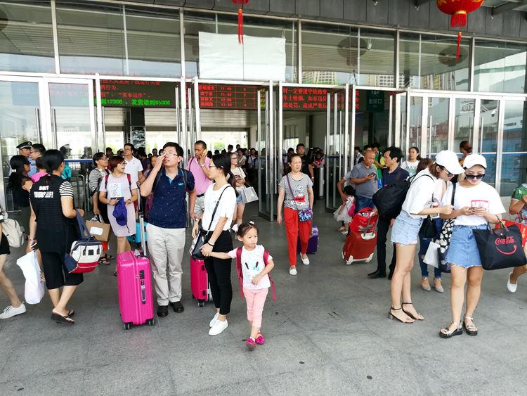 国庆最后一天的北海车站，火车站挤死人，汽车站空寥寥