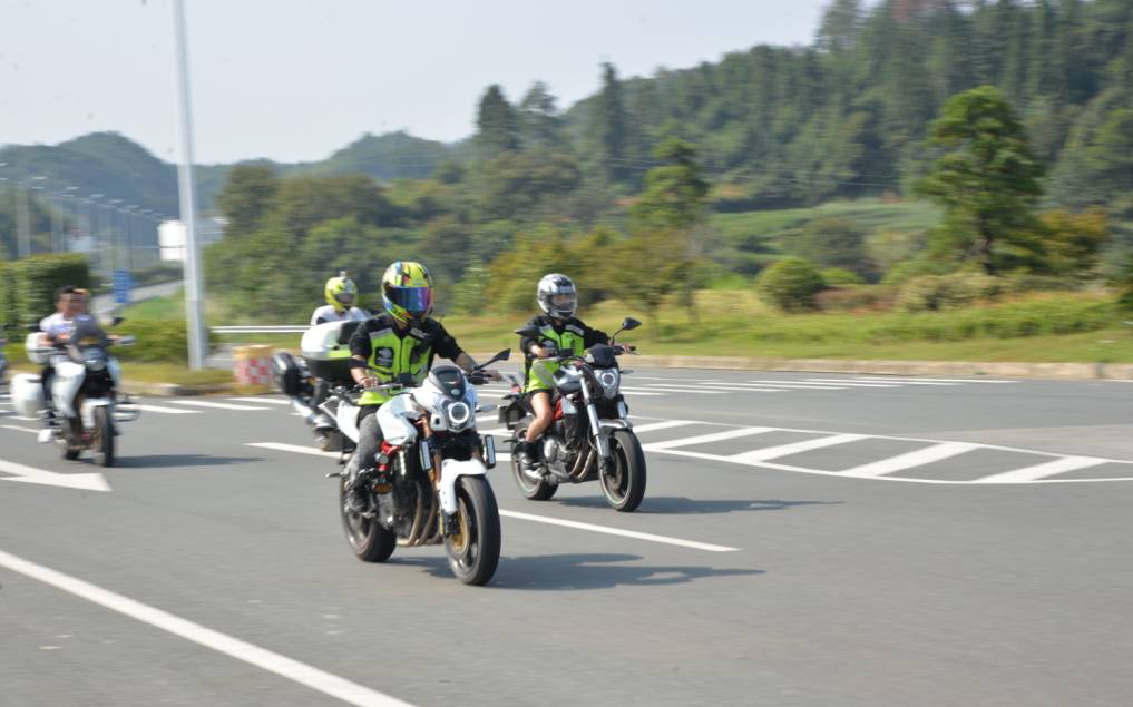 「国庆第7天」婺源又一大事发生，500铁骑进村赏秋