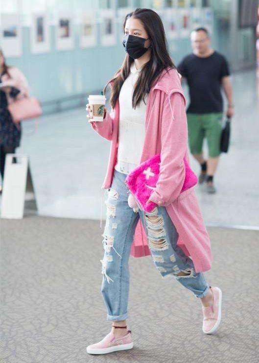 关晓彤和鹿晗戴同款口罩，穿衣品味方面也有同样的爱好！