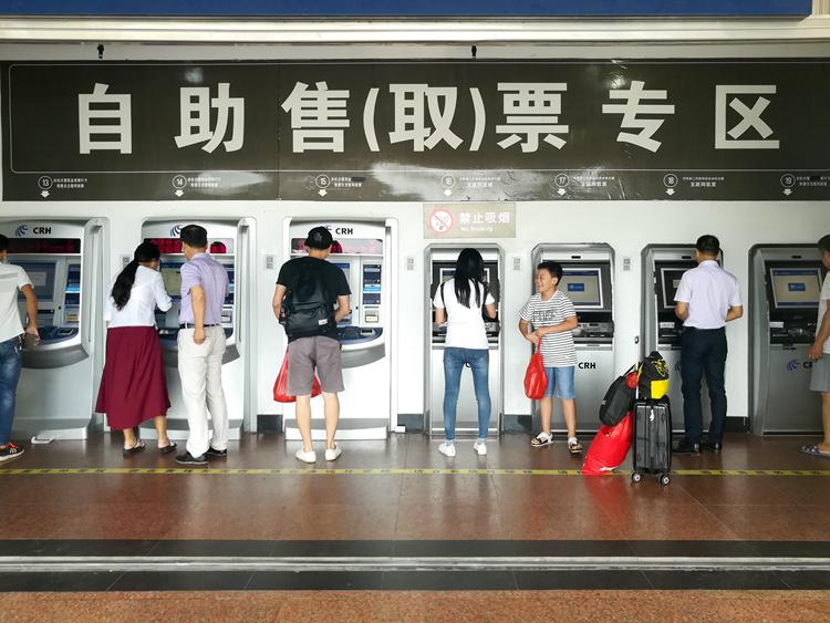 国庆最后一天的北海车站，火车站挤死人，汽车站空寥寥