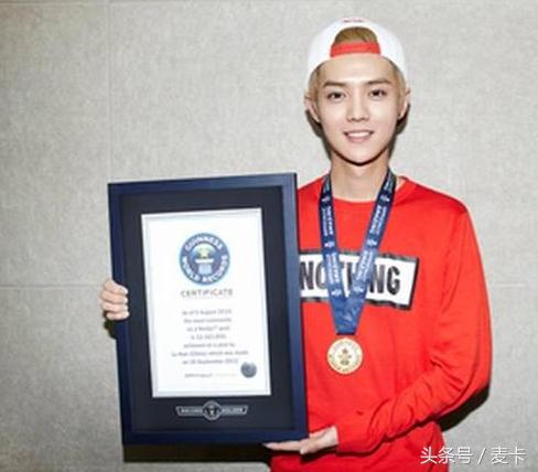 鹿晗曼联争四关键战,鹿晗带关晓彤看足球比赛