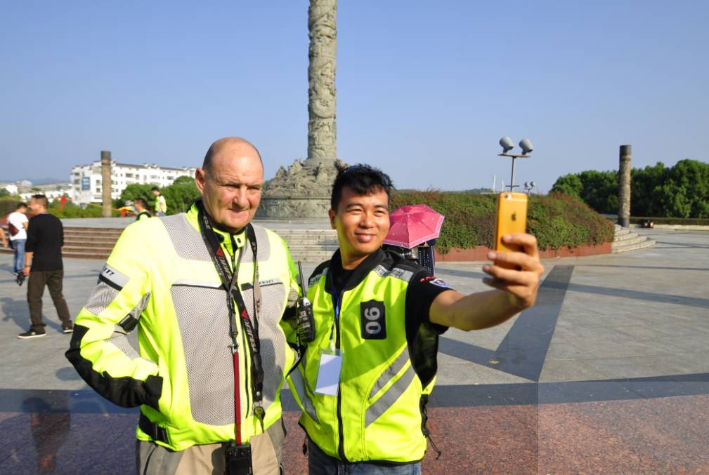 「国庆第7天」婺源又一大事发生，500铁骑进村赏秋