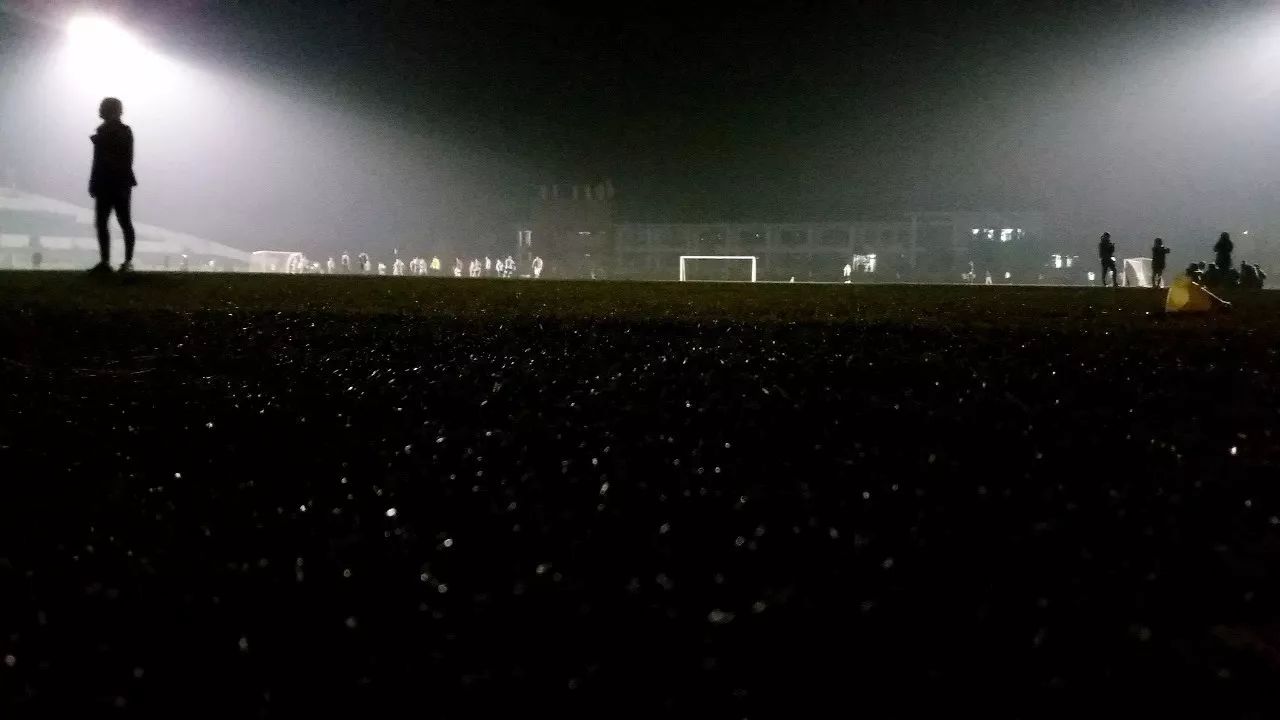 灯火阑珊处，那个青年，那个年轻的烟火匠笑颜如花