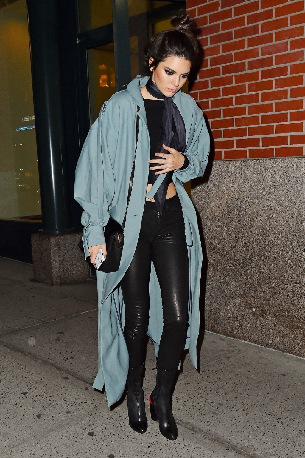 街拍国外夏天最尴尬搭配,2021明星街拍穿搭冬季