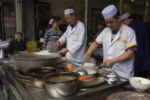 酒店枕头中间有个洞是做什么用的,酒店客房枕头都有哪些