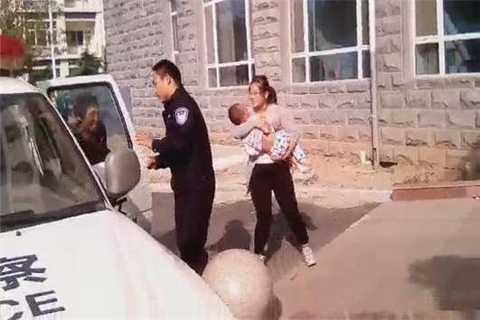 男童高烧出现惊厥交警紧急送医,男童高烧昏迷民警送医