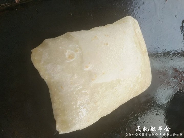 鸡蛋灌饼一天卖200个能挣多少钱,大妈鸡蛋灌饼摆摊一月真实收入