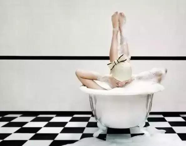 秋天给脸补补水,要给皮肤大量补水