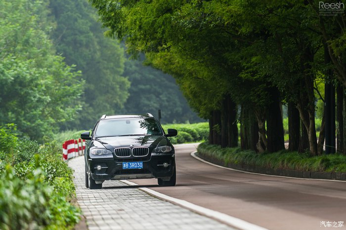 宝马X6，不谈性能如何！自驾遇上大雨还被拍成大片，颜值绝对够！