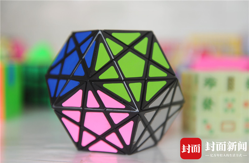 魔方神童用脚复原三阶魔方,魔方哥复原15阶魔方2小时