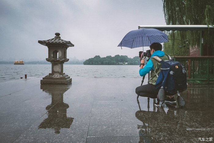 宝马X6,不谈性能如何!自驾遇上大雨还被拍成大片,颜值绝对够!