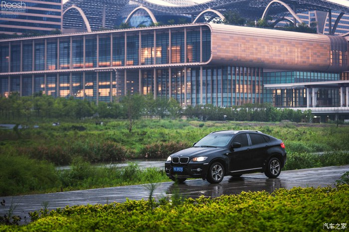 宝马X6,不谈性能如何!自驾遇上大雨还被拍成大片,颜值绝对够!