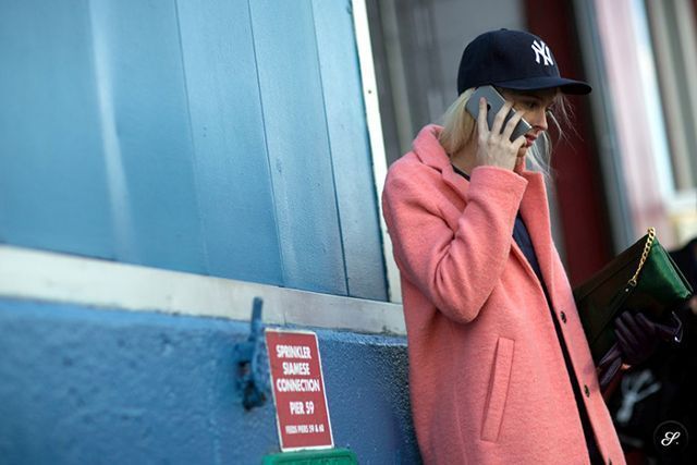 粉色大衣怎么搭配衣服好看,粉色大衣的里面怎样搭配好看