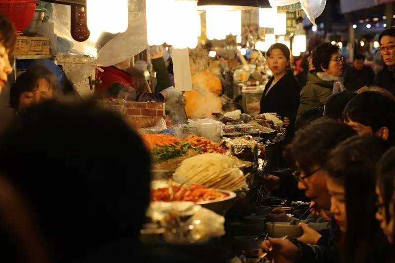 这里可能是唯一能够满足你吃到巨无霸海鲜和偶遇Runningman的地方了！