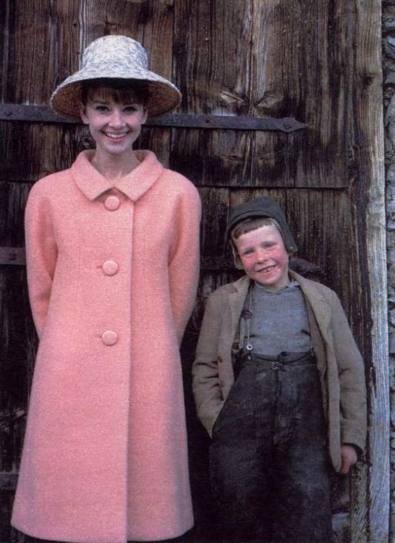 粉色大衣怎么搭配衣服好看,粉色大衣的里面怎样搭配好看