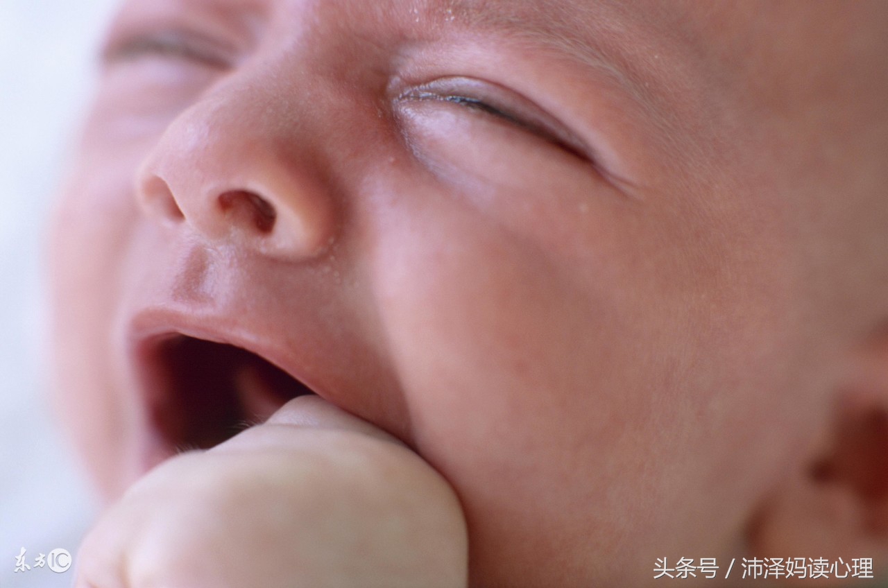 宝宝睡觉啼哭是怎么回事,宝宝睡觉一惊一惊的怎么解决