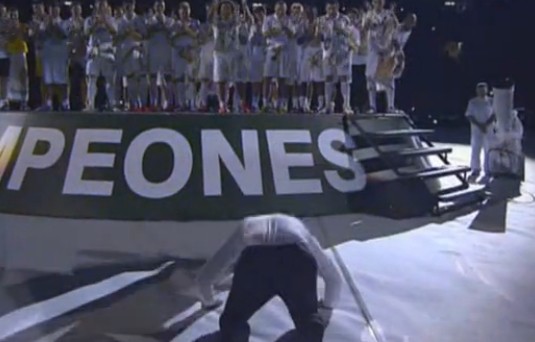 切尔西欧冠夺冠穆里尼奥跪谢球员,穆里尼奥走下神坛完整版