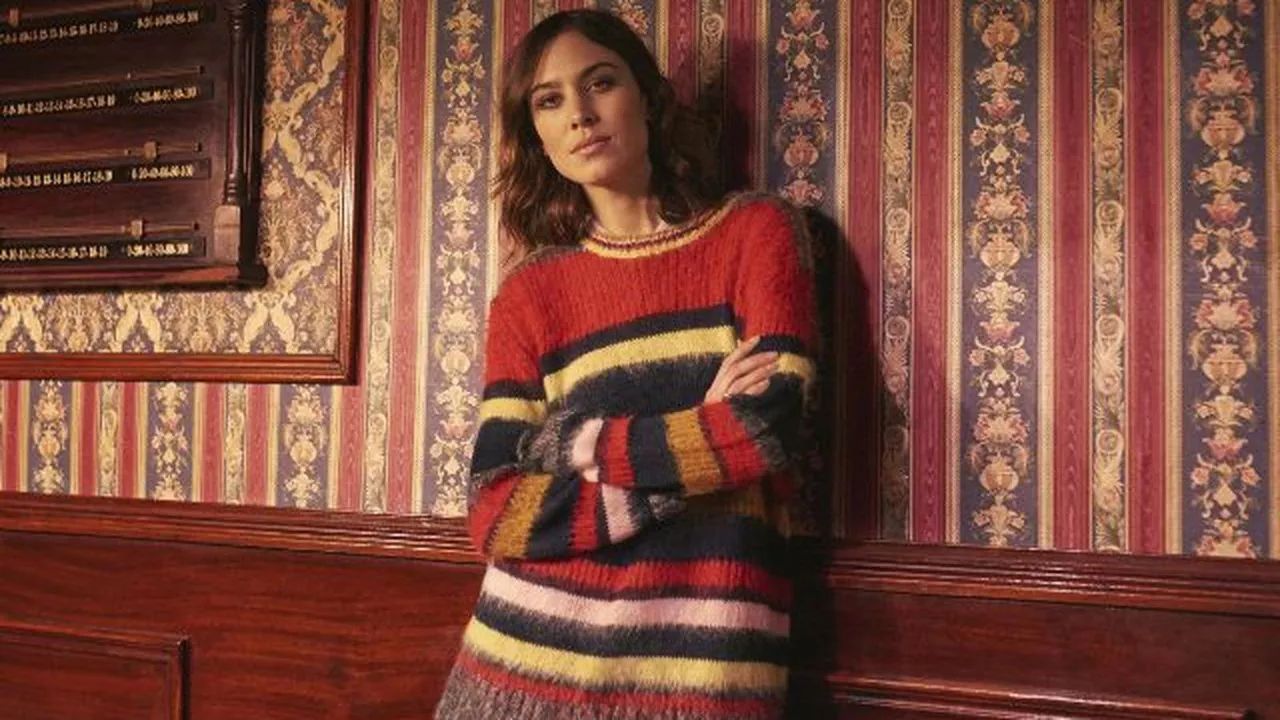 驼色条纹毛衫搭配,条纹长袖毛衣怎么穿