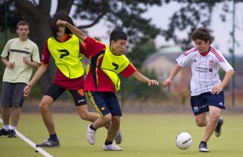 书包重量并不代表学业负担，英国留学不应该是“逃离”~