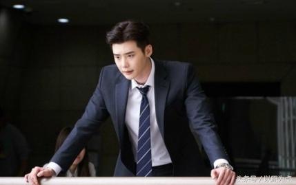 李钟硕韩剧当你沉睡时，办公室老师忍不住追？连关晓彤也花痴？