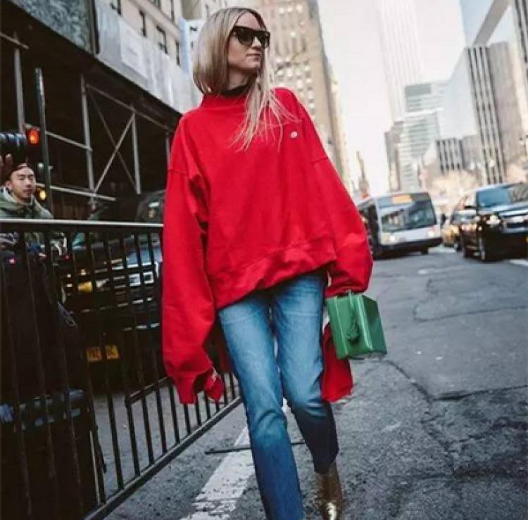 宽松卫衣拯救你,多试试这几款时髦卫衣