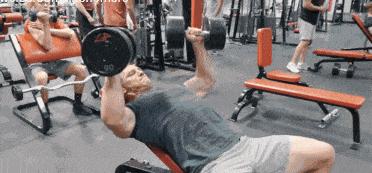 哑铃锻炼下胸肌训练动作,站姿哑铃练胸中缝肌正确的方法