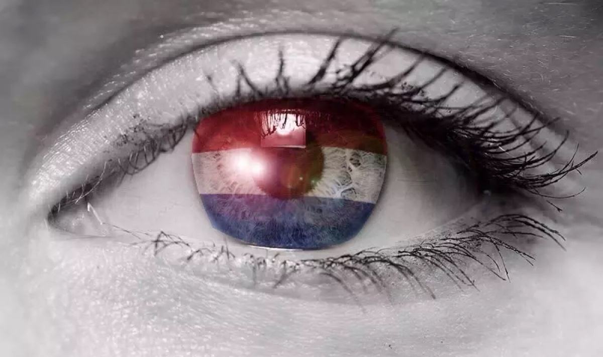 戴美瞳眼球上有黑色块是什么,眼前发白戴美瞳是怎么回事