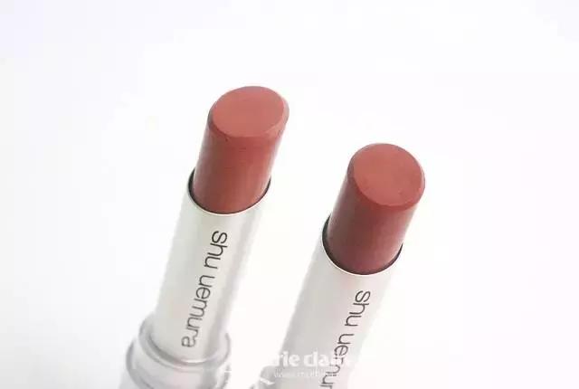 就用30块钱狂收当季爆款彩妆，“带货”女王们的梳妆台超魔性！