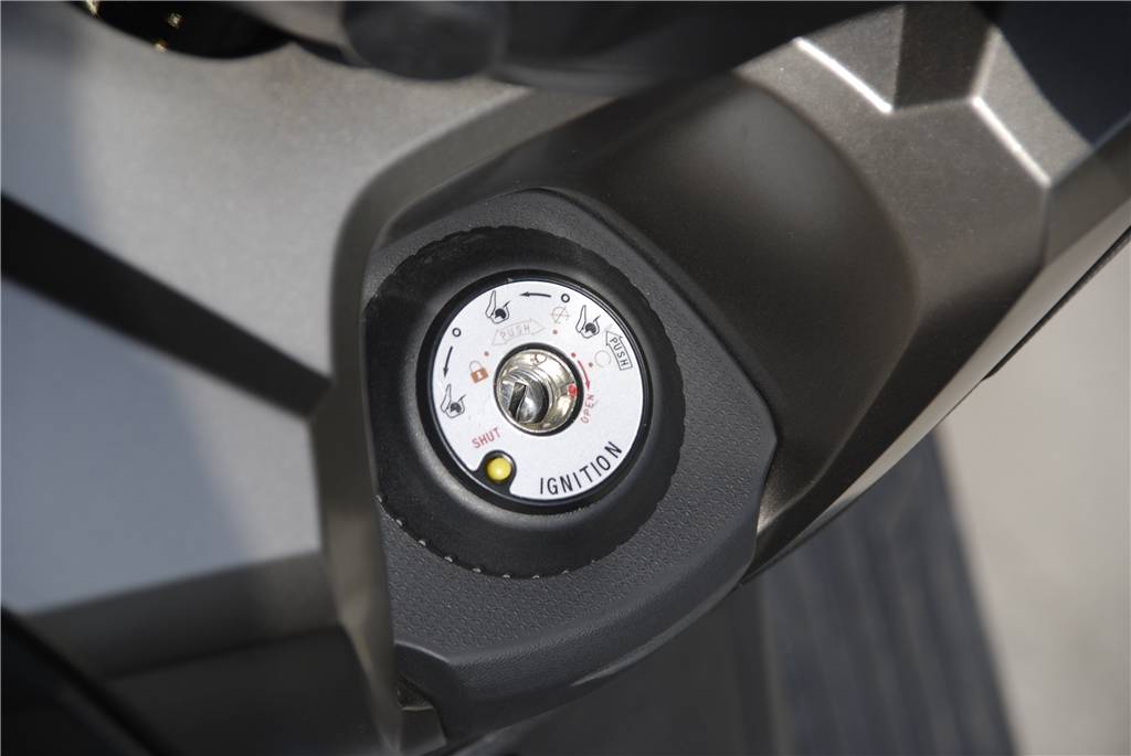 光阳400赛艇纪念版和普通版区别,光阳赛艇400对比宝马c400x