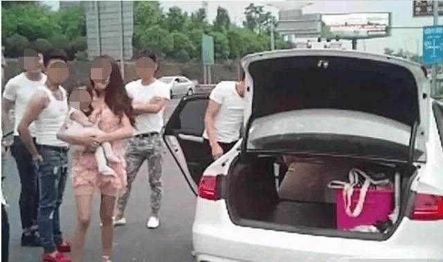 女司机开奥迪1小时就跑30多公里,女司机高速上开奥迪