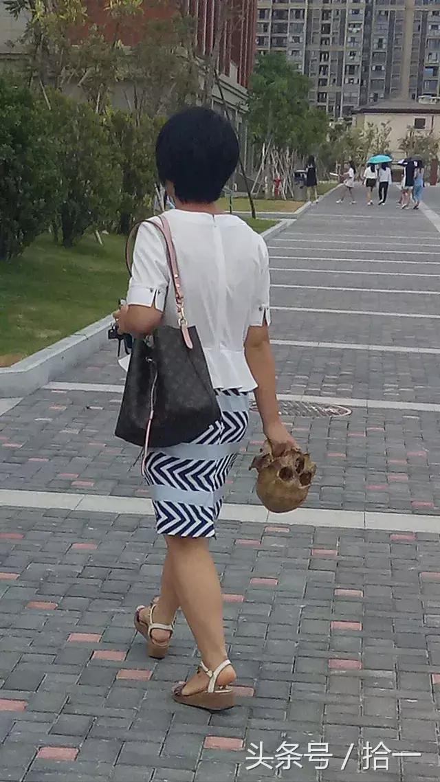 小伙子,听说你咬人不撒嘴,咱俩比比