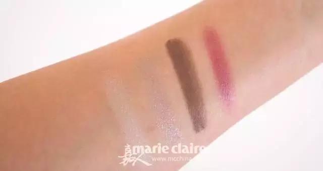 就用30块钱狂收当季爆款彩妆，“带货”女王们的梳妆台超魔性！